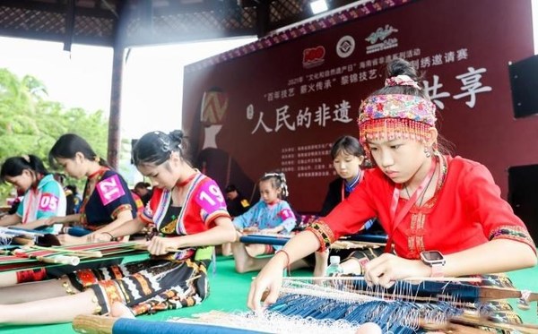 Contestants knitting and embroidering on site Contestants knitting and embroidering on site