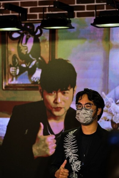 Adrian Cheng (right) and Jay Chou (left) exchanged their insights on contemporary art at the private preview