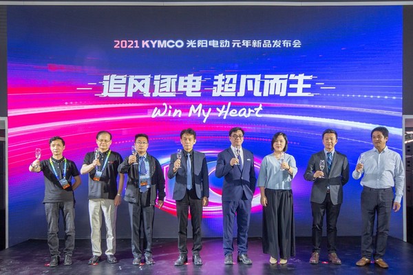 From right: Zhang Jingyi, CEO of FELO Technology, and Sherman Xie, CEO of Super SOCO at the launch ceremony of Ionex EV League at the Beijing International Motorcycle Exhibition 2021