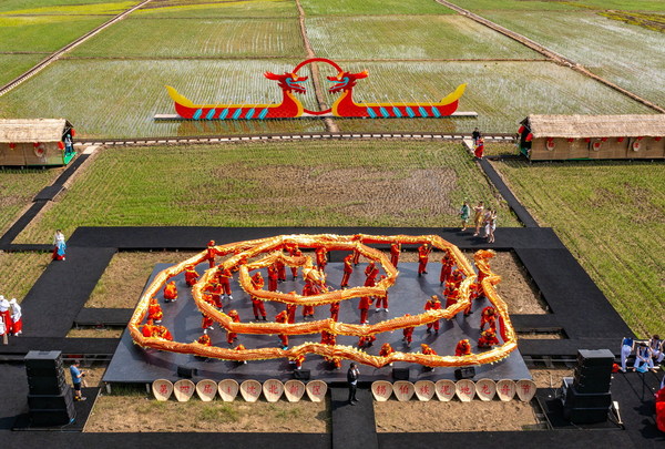 The 4th Xibe Muddy Land Dragon Boat Festival in North Shenyang New District opened grandly.