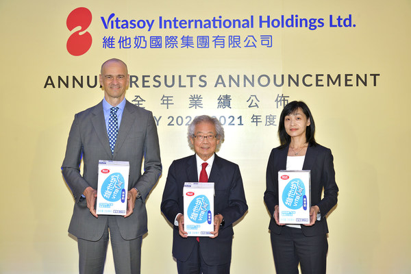 Vitasoy management presents the latest VITASOY VITA Oat recently launched in its Mainland China market at the Company’s annual results for FY2020/21. (From left) Mr. Roberto GUIDETTI, Group Chief Executive Officer; Mr. Winston LO, Executive Chairman; and Ms. Ian Ng, Group Chief Financial Officer. Vitasoy management presents the latest VITASOY VITA Oat recently launched in its Mainland China market at the Company’s annual results for FY2020/21. (From left) Mr. Roberto GUIDETTI, Group Chief Executive Officer; Mr. Winston LO, Executive Chairman; and Ms. Ian Ng, Group Chief Financial Officer.