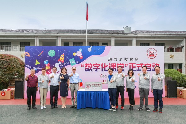 Joey Wat, CEO of Yum China, representatives of the management team, representatives of CFPA and Leap Learner at the launch ceremony Joey Wat, CEO of Yum China, representatives of the management team, representatives of CFPA and Leap Learner at the launch ceremony