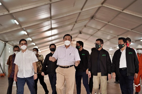 Coordinating Maritime Affairs and Investment Minister Luhut Binsar Panjaitan, accompanied with CEO GoTo Andre Soelistyo, CEO Tokopedia William Tanuwijaya, Commissioner GoTo Garibaldi Thohir, and Chairman of Indonesian Chamber of Commerce Arsjad Rasjid reviewed the progress of the construction of Gotong Royong Oxygen House on Sunday (18/07). Gotong Royong Oxygen House is the first dedicated oxygen facility in Indonesia for COVID-19 patients with moderate symptoms.