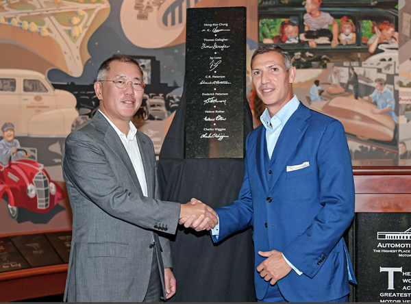 Hyundai Motor Group Honorary Chairman, Mong-Koo Chung, has been officially inducted into the Automotive Hall of Fame at the 2020/2021 Induction and Awards Ceremony. The induction ceremony was attended by Hyundai Motor Group Chairman Euisun Chung, who participated in Honorary Chairman Mong-Koo Chung’s place. (From left to right) Euisun Chung, Chairman of Hyundai Motor Group and Ramzi Hermiz, Chairman of the Board, Automotive Hall of Fame.
