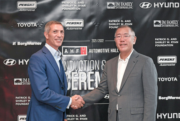 Hyundai Motor Group Honorary Chairman, Mong-Koo Chung, has been officially inducted into the Automotive Hall of Fame at the 2020/2021 Induction and Awards Ceremony. The induction ceremony was attended by Hyundai Motor Group Chairman Euisun Chung, who participated in Honorary Chairman Mong-Koo Chung’s place. (From left to right) Ramzi Hermiz, Chairman of the Board, Automotive Hall of Fame and Euisun Chung, Chairman of Hyundai Motor Group.