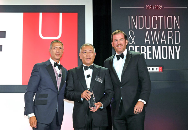 Hyundai Motor Group Honorary Chairman, Mong-Koo Chung, has been officially inducted into the Automotive Hall of Fame at the 2020/2021 Induction and Awards Ceremony. The induction ceremony was attended by Hyundai Motor Group Chairman Euisun Chung, who participated in Honorary Chairman Mong-Koo Chung’s place. (From left to right) Ramzi Hermiz, Chairman of the Board, Automotive Hall of Fame, Euisun Chung, Chairman of Hyundai Motor Group and K.C. Crain, President and CEO of Crain Communications. Hyundai Motor Group Honorary Chairman, Mong-Koo Chung, has been officially inducted into the Automotive Hall of Fame at the 2020/2021 Induction and Awards Ceremony. The induction ceremony was attended by Hyundai Motor Group Chairman Euisun Chung, who participated in Honorary Chairman Mong-Koo Chung’s place. (From left to right) Ramzi Hermiz, Chairman of the Board, Automotive Hall of Fame, Euisun Chung, Chairman of Hyundai Motor Group and K.C. Crain, President and CEO of Crain Communications.