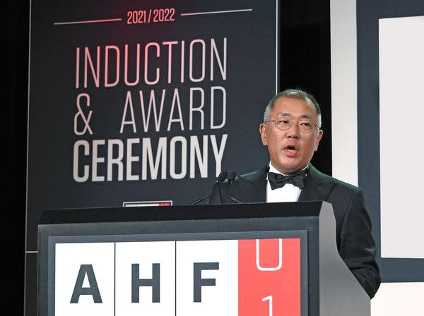 Hyundai Motor Group Honorary Chairman, Mong-Koo Chung, has been officially inducted into the Automotive Hall of Fame at the 2020/2021 Induction and Awards Ceremony. The induction ceremony was attended by Hyundai Motor Group Chairman Euisun Chung, who participated in Honorary Chairman Mong-Koo Chung’s place. Hyundai Motor Group Honorary Chairman, Mong-Koo Chung, has been officially inducted into the Automotive Hall of Fame at the 2020/2021 Induction and Awards Ceremony. The induction ceremony was attended by Hyundai Motor Group Chairman Euisun Chung, who participated in Honorary Chairman Mong-Koo Chung’s place.