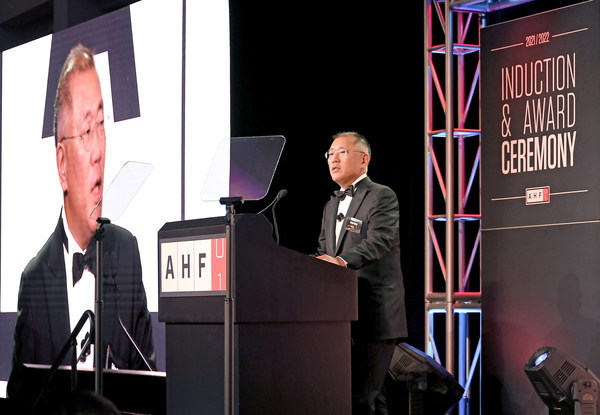 Hyundai Motor Group Honorary Chairman, Mong-Koo Chung, has been officially inducted into the Automotive Hall of Fame at the 2020/2021 Induction and Awards Ceremony. The induction ceremony was attended by Hyundai Motor Group Chairman Euisun Chung, who participated in Honorary Chairman Mong-Koo Chung’s place. Hyundai Motor Group Honorary Chairman, Mong-Koo Chung, has been officially inducted into the Automotive Hall of Fame at the 2020/2021 Induction and Awards Ceremony. The induction ceremony was attended by Hyundai Motor Group Chairman Euisun Chung, who participated in Honorary Chairman Mong-Koo Chung’s place.
