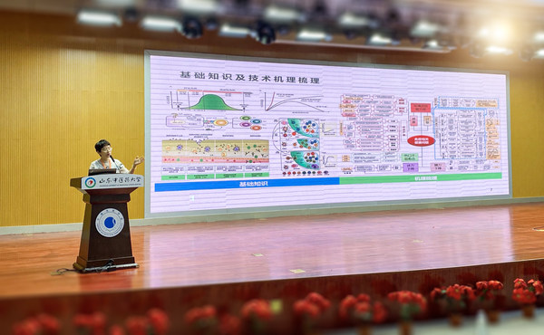 Dr. Zhu Ying, senior R&D engineer of the health food department of Infinitus, delivering a keynote speech at the event Dr. Zhu Ying, senior R&D engineer of the health food department of Infinitus, delivering a keynote speech at the event