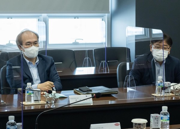 (Photo) Mr. Kwon Jun-Wook, President of KNIH (left) and Mr. Kim Do-Geun, Research manager of infection disease vaccine (right) are asking questions to Hanmi personnel on the mRNA technology capability of Hanmi Science.