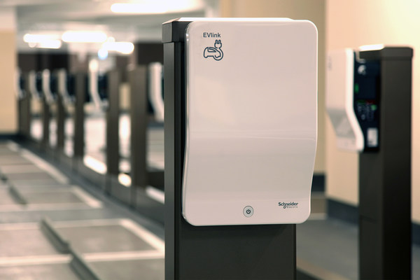 Schneider Electric established strategic partnership with Sino Group to install over 420 EV chargers at Grand Central and the adjacent YM2, the new landmark in Kowloon East, making it the largest EV charging site at a composite / residential new development in Hong Kong.