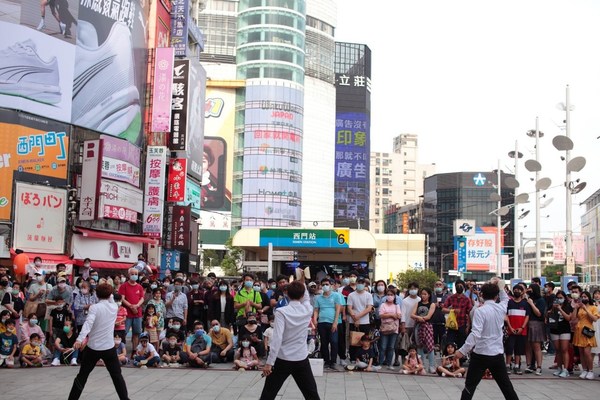 Ximending Commercial District attracts a large number of international tourists with regular creative events, global street-dance competitions, and online media exposure with multi-language support. Ximending Commercial District attracts a large number of international tourists with regular creative events, global street-dance competitions, and online media exposure with multi-language support.