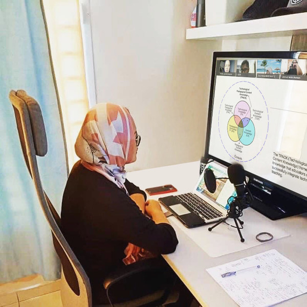 A lecturer is conducting an ODL class with students.