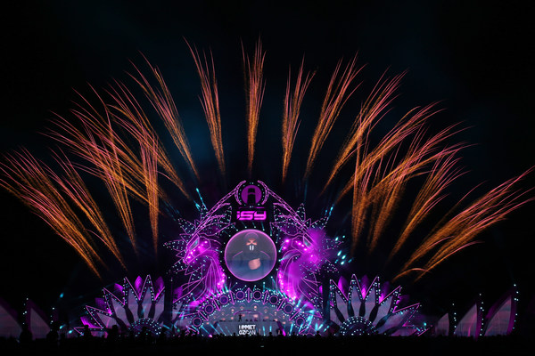 Photo shows Liuyang creative fireworks debut at the ISY Music Festival held in Sanya of south China's Hainan Province. (Photo by the Publicity Department of Liuyang Municipal Committee of the Communist Party of China) Photo shows Liuyang creative fireworks debut at the ISY Music Festival held in Sanya of south China's Hainan Province. (Photo by the Publicity Department of Liuyang Municipal Committee of the Communist Party of China)
