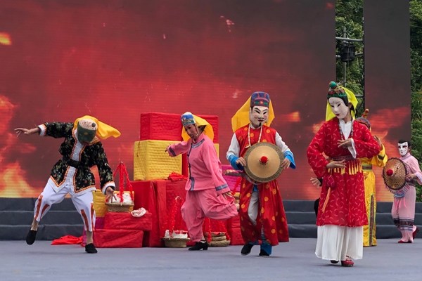 Photo shows the performance of Nuoxi, a kind of drama included in "Feitao", a national intangible cultural heritage of Maonan ethnic group. Photo shows the performance of Nuoxi, a kind of drama included in "Feitao", a national intangible cultural heritage of Maonan ethnic group.