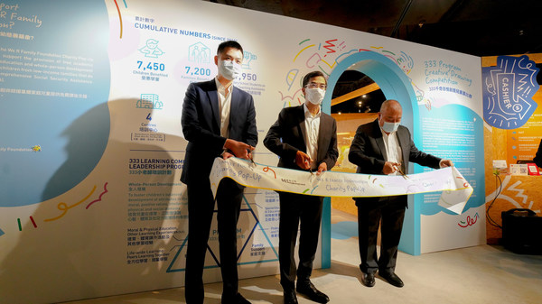 Mr Matthew Chan, Business Development Manager of Tajima Embroidery Machines Limited (left), Mr Robert Wong, Chief Executive of Hongkong Land (middle) and Mr Charles Chong, Chairman of We R Family Foundation (right), celebrated the opening of We R Family Foundation Pop-up store at LANDMARK ATRIUM. Mr Matthew Chan, Business Development Manager of Tajima Embroidery Machines Limited (left), Mr Robert Wong, Chief Executive of Hongkong Land (middle) and Mr Charles Chong, Chairman of We R Family Foundation (right), celebrated the opening of We R Family Foundation Pop-up store at LANDMARK ATRIUM.