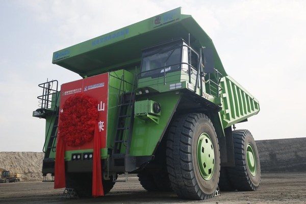 The world's first 120-ton AC electrical drive dump truck for mining entered service at the Nanlutian mine in Huuliin Gol, Inner Mongolia autonomous region, on July 22. [Photo by Liu Keqiang/For chinadaily.com.cn]