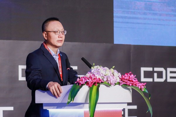 Perfect World CEO Dr. Robert H. Xiao delivers a keynote speech in CDEC on July 29. Perfect World CEO Dr. Robert H. Xiao delivers a keynote speech in CDEC on July 29.