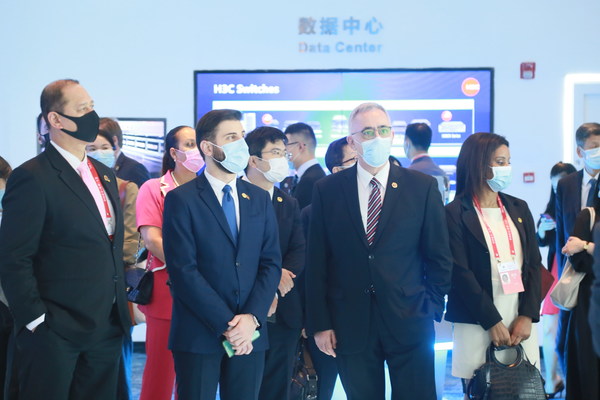 The delegation of Ambassadors learned about H3C’s latest innovative products and solutions during the visit