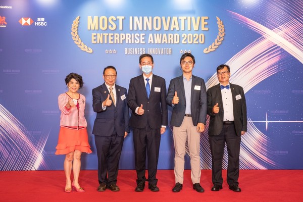 [Group photo (guests sequence from the left)] Esteemed guests that honoured the award presentation with their presence included Ms. Pam Mak (President of Hong Kong Small & Medium Enterprises Association), Mr. Jimmy Wan (Founding Chairman of Hong Kong Greater China SME Alliance Association), Dr. Bernard Chan, (Under Secretary for Commerce and Economic Development of the Hong Kong SAR Government), Mr. Brian Lee (Director, Business Growth & Innovation, HSBC Commercial Banking), and Dr. Edward Lam (Chairman of Hong Kong SME Development Federation).