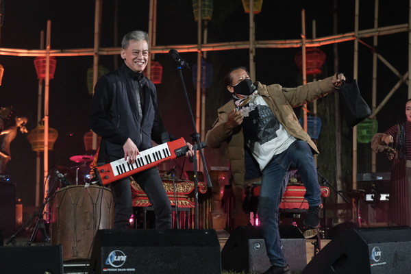 One of the Jazz Gunung Bromo 2021 headliners, Ring of Fire feat. Fariz RM.