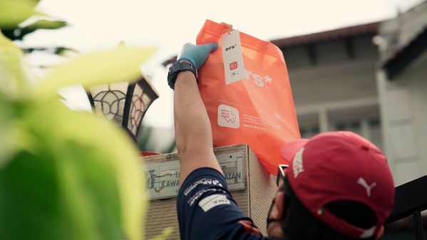 Bright orange goodie bag with "A Bottle of Happiness" was delivered to Taman Subang, SS3 by ERS personnel.