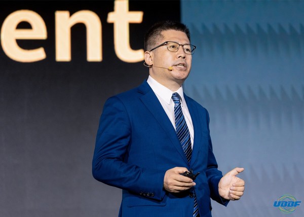 Bill Wang, Vice President of Huawei Optical Product Line, delivering a keynote speech