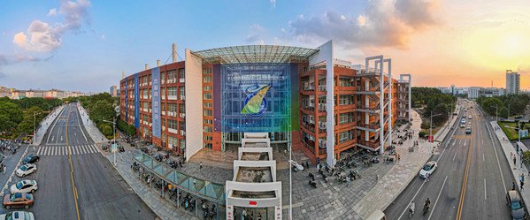 The finals of the 7th China International College Students' "Internet+" Innovation and Entrepreneurship Competition kicked off on October 13th in Nanchang.