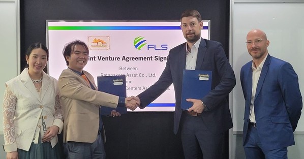 From Left to Right: Jittima Ruangratanakorn (MD Design, Rattanakorn) Jugkarut Ruangratanakorn (MD, Rattanakorn Group), Torbjoern Larisch (MD, FLS Group), Lieven Vander Elstraeten (GM, FLS Warehousing). From Left to Right: Jittima Ruangratanakorn (MD Design, Rattanakorn) Jugkarut Ruangratanakorn (MD, Rattanakorn Group), Torbjoern Larisch (MD, FLS Group), Lieven Vander Elstraeten (GM, FLS Warehousing).