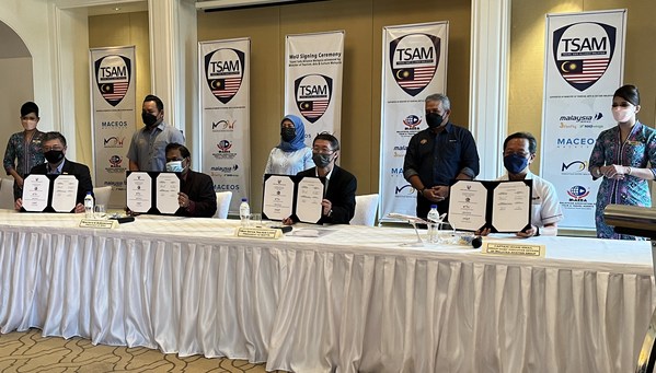 Witnessed by (back row l-r): Dato’ Hj. Zainuddin Abdul Wahab, Director General of Tourism Malaysia; YB Dato Sri Hajah Nancy Shukri, MOTAC Minister; and Datuk Wira Dr. Noor Zari bin Hamat, Secretary General of MOTAC / Signed by (front row l-r): Mr. Francis Teo, MACEOS President; Dato’ N. Subramaniam, President of MAH; Datuk Tan Kok Liang, President of MATTA; and Captain Izham Ismail, Group CEO of Malaysia Aviation Group