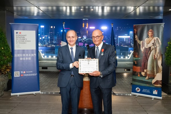 HSH Chief Operating Officer, Mr Peter Borer (right), receives the Chevalier dans l’Ordre National de la Légion d'Honneur from the Consul General of France to Hong Kong and Macau, Mr Alexandre Giorgini