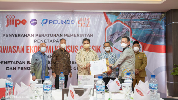 Coordinating Minister of Economy, Airlangga Hartarto, handing over official SEZ status to President Director of PT BKMS Bambang Soetiono Soedijanto Coordinating Minister of Economy, Airlangga Hartarto, handing over official SEZ status to President Director of PT BKMS Bambang Soetiono Soedijanto