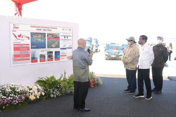 PT AKR Corporindo President Director Haryanto Adikoesoemo highlighting salient features of SEZ Gresik to President Joko Widodo PT AKR Corporindo President Director Haryanto Adikoesoemo highlighting salient features of SEZ Gresik to President Joko Widodo