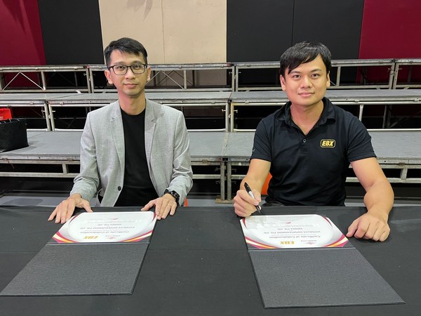 Desmond Pang(Left), Vice President of Business Development at HyperLive, with David Toh (Right), Ebenex's founder and managing director, at the MoU signing ceremony Desmond Pang(Left), Vice President of Business Development at HyperLive, with David Toh (Right), Ebenex's founder and managing director, at the MoU signing ceremony