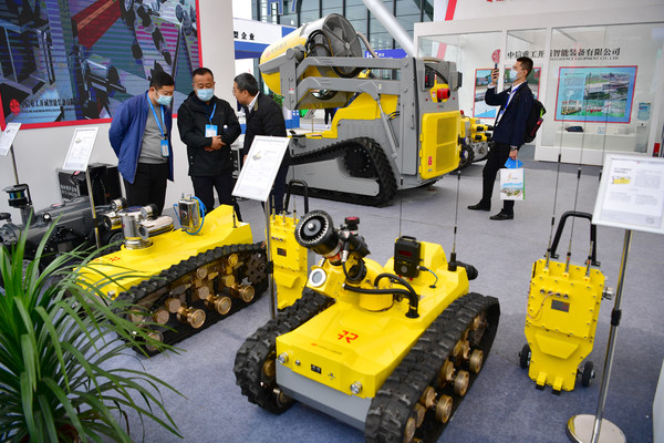 Visitors learn about various kinds of mining robots at the exhibition. Visitors learn about various kinds of mining robots at the exhibition.