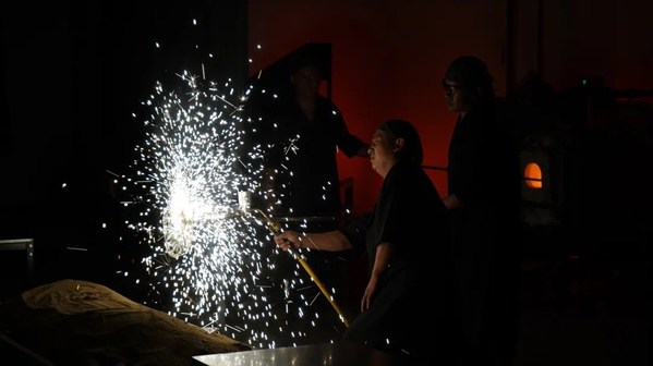 Photo shows the glass artist show during the Autumn Fair at Taoxichuan Ceramic Avenue in Jingdezhen, east China's Jiangxi Province.