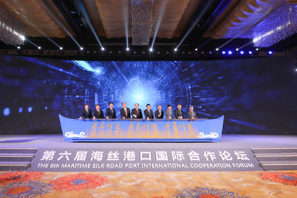 Photo shows the releasing of Ningbo Declaration for global port shipping jointly coping with changes, overcoming difficulties, and discussing related strategies. Photo shows the releasing of Ningbo Declaration for global port shipping jointly coping with changes, overcoming difficulties, and discussing related strategies.