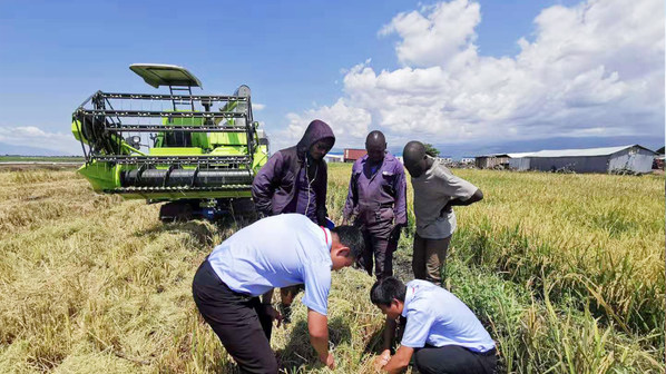 Zoomlion Agricultural Machinery team work together with local Ugandans Zoomlion Agricultural Machinery team work together with local Ugandans