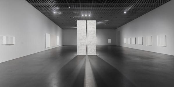 Amorepacific Museum of Art Special Exhibition "Mary Corse Painting with Light", Photo studio_kdkkdk