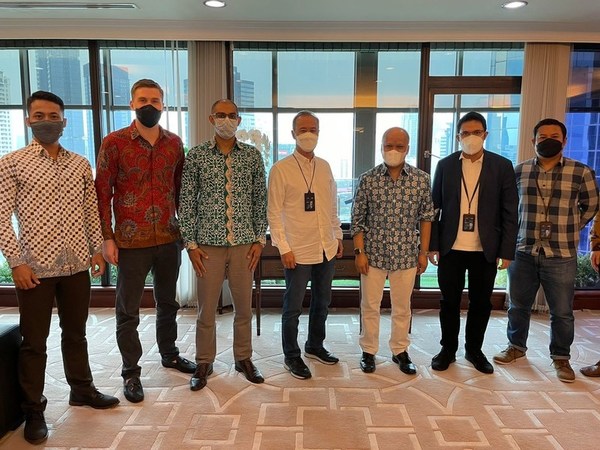 Left-right: Achmad Syarifuddin (Head of Synergy Ayoconnect), Jakob Rost (CEO & Founder Ayoconnect), Chiragh Kirpalani (COO & Founder Ayoconnect), Indra Utoyo (Director Digital & Information Technology BRI), Ilham Habibie (Commissioner of Ayoconnect), M Ghifary (Division Head Digital Banking BRI), and Yudhi Dwi Cahyono (Group head Digital Banking Division)
