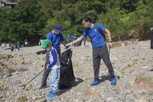 Arthur Chen, Managing Director of Futu Securities International (HONG KONG) Limited, led Futu's employees to participate in shoreline cleanup operation Arthur Chen, Managing Director of Futu Securities International (HONG KONG) Limited, led Futu's employees to participate in shoreline cleanup operation