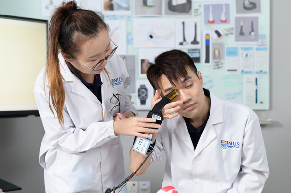 A demonstration of how HOPES works. (From the left) Yu Kelu, Li Si