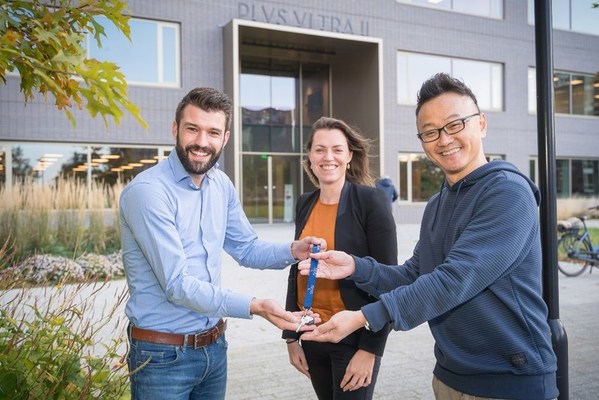 Rik Creemers (Kadans Science Partner) and Laura Thissen (StartLife) handing over office keys to Eugene Wang (Sophie's Bionutrients)