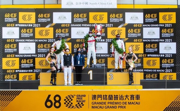 Sands China Ltd. President Dr. Wilfred Wong presents the second-place trophy to Ye Hong Li of China and the third-place trophy to Luo Kai Luo of China at the conclusion of Sunday’s Sands China Macau GT Cup Sunday, while Ao Ieong U, Secretary for Social Affairs and Culture of the Macau SAR, presents the championship trophy to Darryl O’Young of Hong Kong.