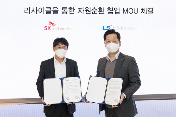 SK networks and LS-Nikko Copper have signed an MOU for ‘Resource Circulation through Recycling and Cooperative Marketing.’ Yoon-eui Kim, Head of ICT Business Division in SK networks (on the left) and Tae-sun Choi, Vice President, head of raw materials Division in LS-Nikko Copper are at Gildong CHEOOM on Nov. 15 after the agreement ceremony. SK networks and LS-Nikko Copper have signed an MOU for ‘Resource Circulation through Recycling and Cooperative Marketing.’ Yoon-eui Kim, Head of ICT Business Division in SK networks (on the left) and Tae-sun Choi, Vice President, head of raw materials Division in LS-Nikko Copper are at Gildong CHEOOM on Nov. 15 after the agreement ceremony.