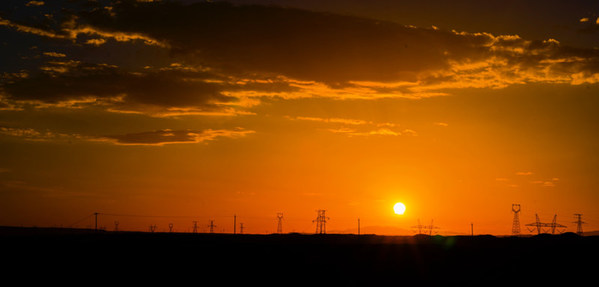 Qingyu UHVDC power transmission line, spanning 1,563 km, lights up the Central Plains with clean energy from the plateau in northwest China Qingyu UHVDC power transmission line, spanning 1,563 km, lights up the Central Plains with clean energy from the plateau in northwest China