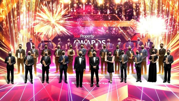 Chor (front row, fifth from left) and SMG group chief executive officer Alex Yeow (front row, sixth from left) take a virtual group photo with the winners of the StarProperty Awards 2021.