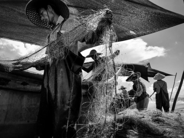 1st Place in the “Life” category: “Beachcomber” by Lin Mindong