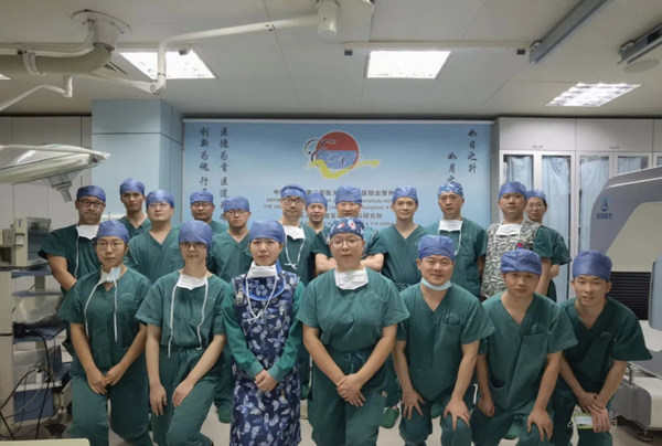 After the first clinical study, Aopeng Medical, together with Qing-Sheng Lu's team and the Department of Vascular Surgery at Shanghai Changhai Hospital, celebrated the success of the first peripheral vascular stent intervention. After the first clinical study, Aopeng Medical, together with Qing-Sheng Lu's team and the Department of Vascular Surgery at Shanghai Changhai Hospital, celebrated the success of the first peripheral vascular stent intervention.