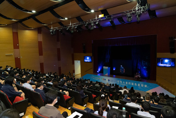 Professor Ouyang Ziyuan visited YCIS Hong Kong campus through a vivid and instructive holographic appearance Professor Ouyang Ziyuan visited YCIS Hong Kong campus through a vivid and instructive holographic appearance